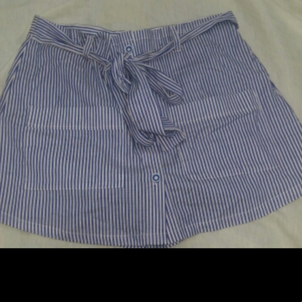 🎉HP!💃🏻💕🎉😄Beautiful butom down shirt skort. - Picture 4 of 5
